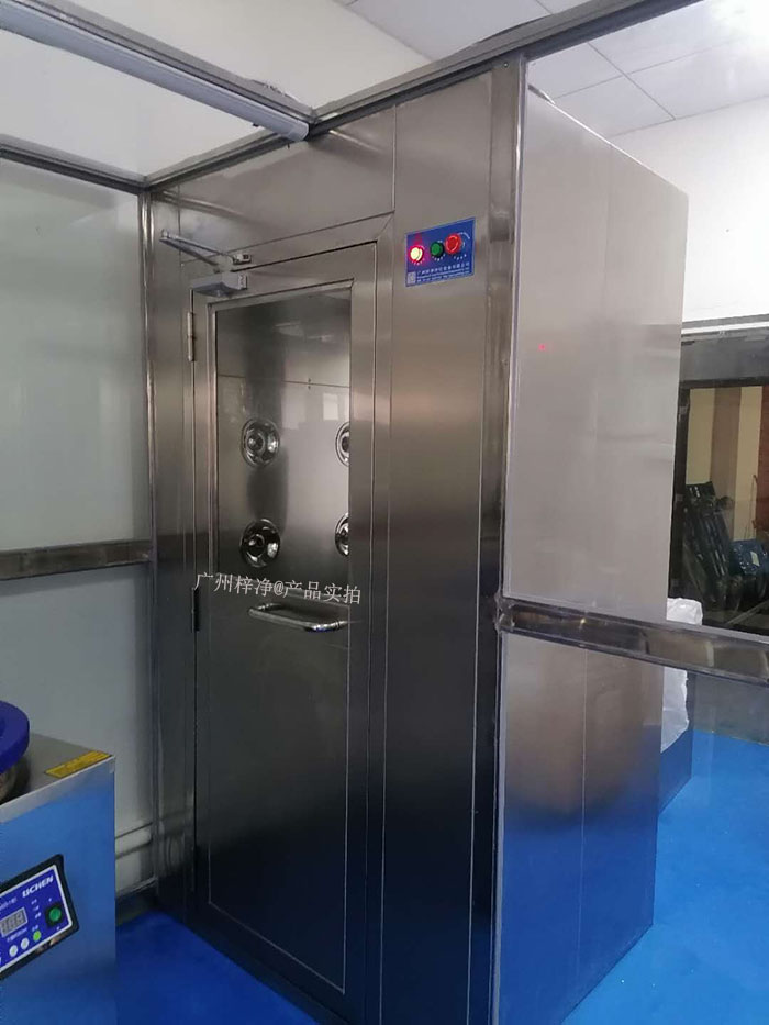 風淋室作為一種重要的潔凈室設備，其內(nèi)部使用的初效過濾器和高效過濾器發(fā)揮著至關(guān)重要的作用。