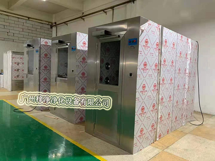 風(fēng)淋室通過(guò)高速氣流將塵埃吹離工作人員的衣物和頭發(fā)，有效降低了進(jìn)入潔凈室內(nèi)的塵埃量，從而維護(hù)了潔凈室內(nèi)的空氣質(zhì)量。