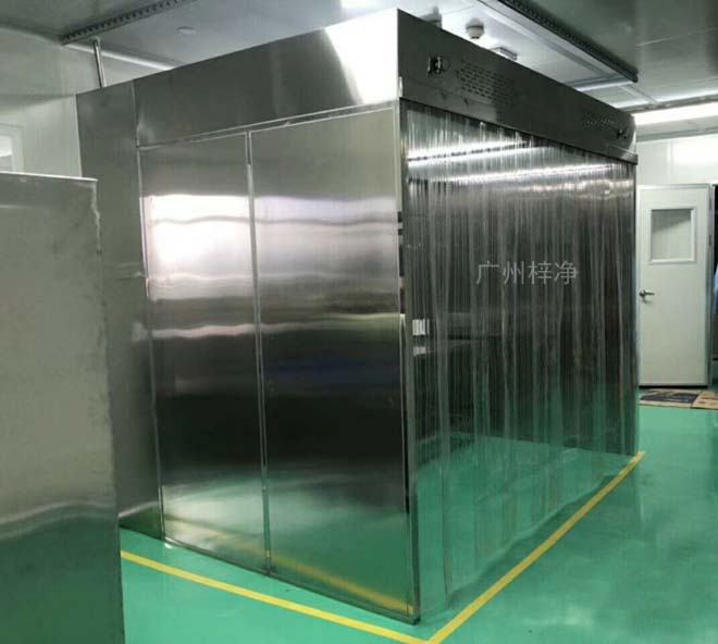 負壓稱量罩內(nèi)空氣經(jīng)初效過濾器、由離心風機壓入靜壓箱，在經(jīng)高效過濾器后從氣流擴散送風單元出風面吹出，潔凈空氣以均勻的斷面風速流經(jīng)工作區(qū)，從而形成高潔凈的工作環(huán)境。