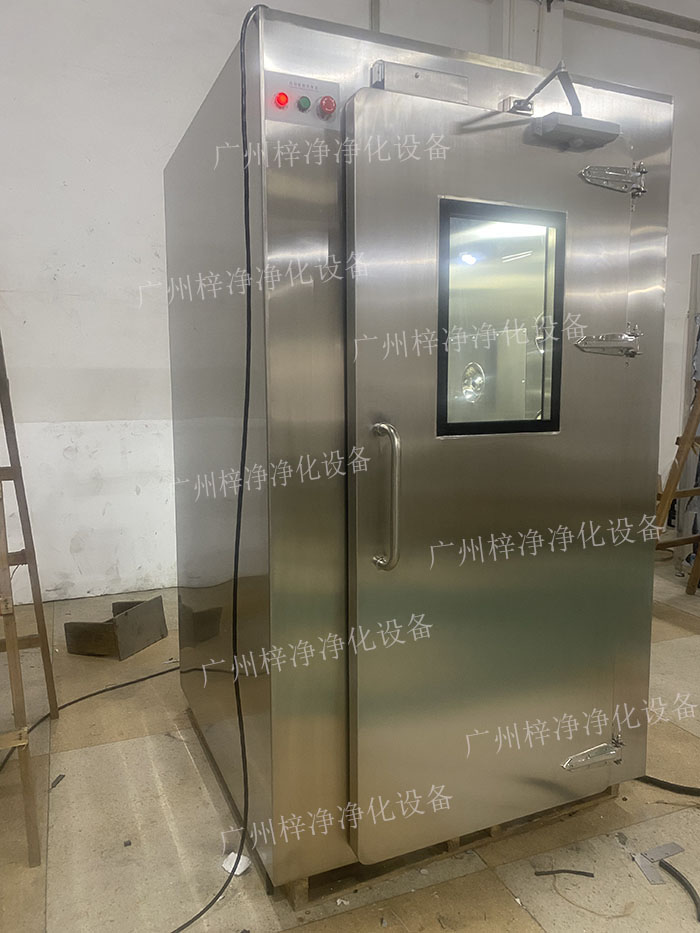 高端滿焊風(fēng)淋室采用滿焊接工藝，無縫連接，防止塵埃進(jìn)入，確保潔凈室的空氣質(zhì)量。