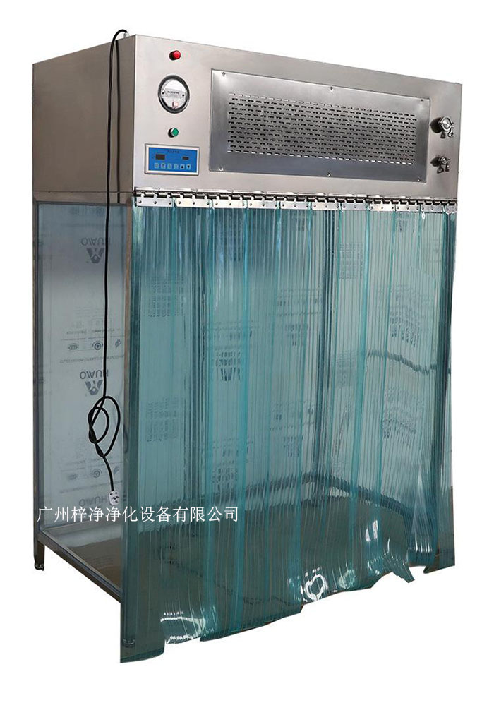 百級潔凈層流罩它主要由箱體、風機、初效空氣過濾器、高效空氣過濾器、阻尼層、燈具等組成。