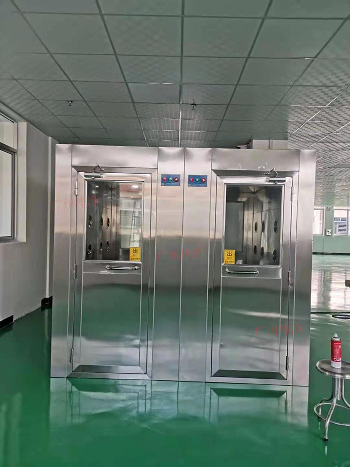 風(fēng)淋室主要功能是確保工作人員在進(jìn)入潔凈區(qū)前，通過吹淋去除身上的塵埃和微粒。