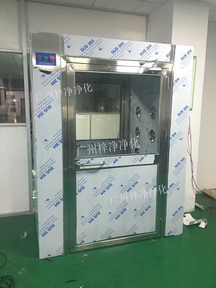 防爆風(fēng)淋室是指風(fēng)淋室的電機(jī)、指示燈、照明燈、接線管必須嚴(yán)格按照防爆標(biāo)準(zhǔn)