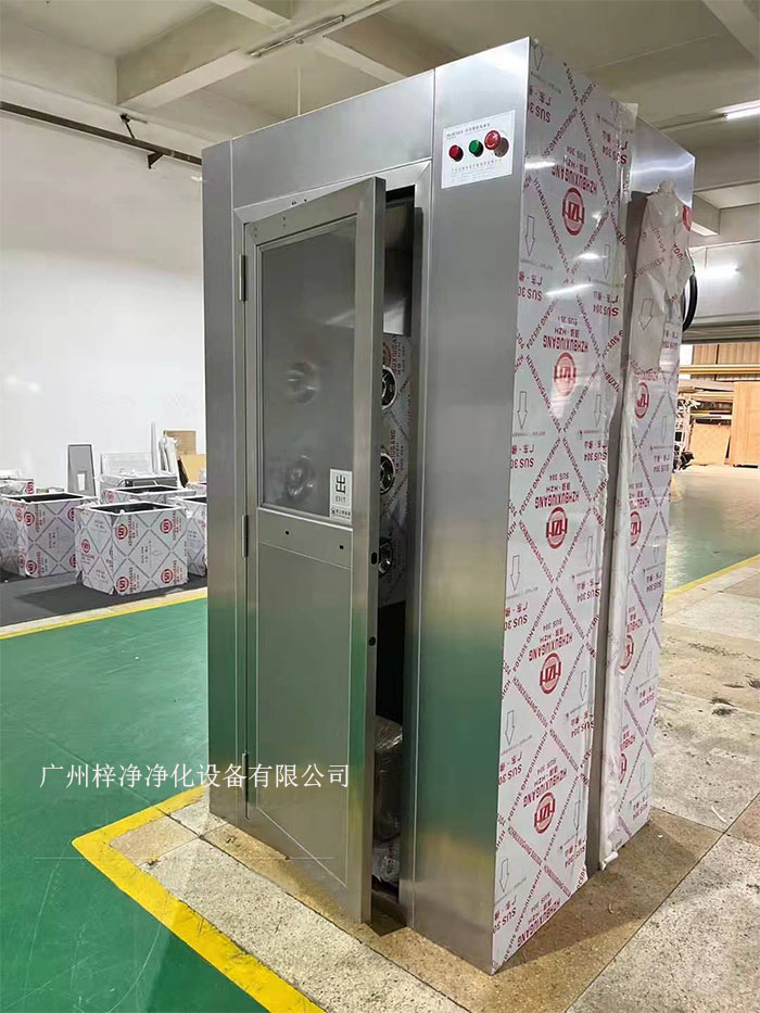 風(fēng)淋室是潔凈室中用于人員凈化的重要裝置。