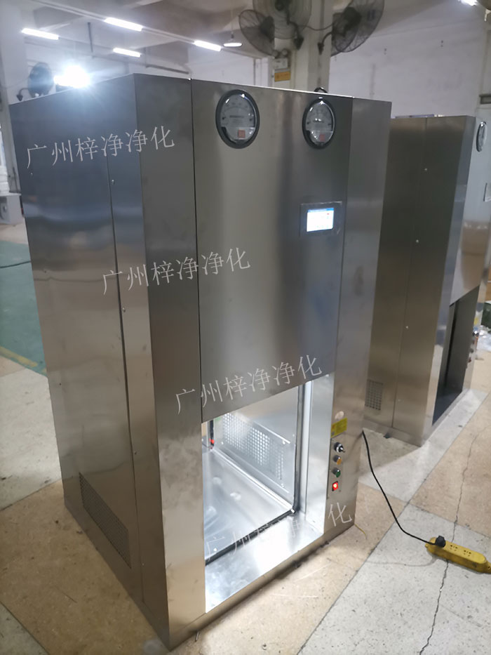 機器人機械臂傳遞窗是通過高精度的傳感器，實現(xiàn)機器人與傳遞窗的精準對接。